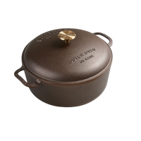 Smithey 7.25qt dutch oven no background