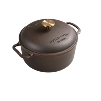 Smithey 5.5qt Dutch Oven Cast Iron no background